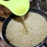 na głębokiej patelni gotuje się risotto