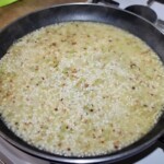 na głębokiej patelni gotuje się risotto