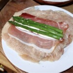 przyrządzanie Roladki drobiowe z szynką szparagami i mozzarellą