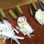 Roladki wieprzowe z ogórkiem kiszonym i cebulą