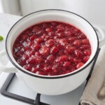 truskawki gotują się na toster w dużym garnku
