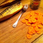 marchewka pokrojona w plasterki i makrela wędzona