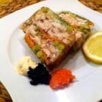 Ryba wędzona w galarecie w plastrach na talerzu