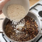 do garnka z gotująca się soczewicą dorzucany jest ryż