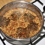 w garnku gotuje się soczewica