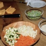 pokrojone drobno warzywa w drewnianej misce