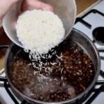 gotowanie białego i czarnego ryżu w garnku