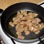 na patelni smażą się kawałki mięsa