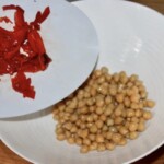 Sałatka z ciecierzycą i groszkiem