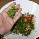 Sałatka z ciecierzycą i groszkiem