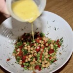 Sałatka z ciecierzycą i groszkiem