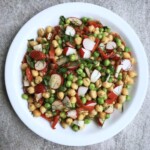 Sałatka z ciecierzycą i groszkiem na talerzu