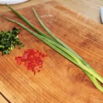 dymka, posiekana papryczka chilli oraz siekana kolendra świeża