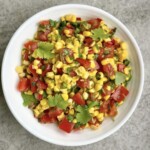 Sałatka z kukurydzą i kolendrą po meksykańsku