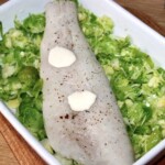 Sandacz pieczony z brukselką pieczarkami i serem