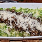 Sandacz pieczony z brukselką pieczarkami i serem wyjęty z piekarnika