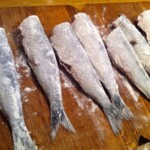 świeże sprawione sardynki obsypane mąką