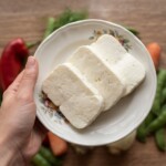 ser halloumi w plastrach na talerzyku