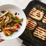 ser halloumi z warzywami smażonymi na patelni grillowej