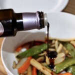 ser halloumi z warzywami smażonymi na patelni grillowej