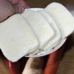 pokrojony w plastry ser halloumi