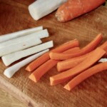 obrane i pokrojone w słupki warzywa korzeniowe