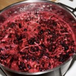 Sok z aronii z jabłkami gotuje się w garnku