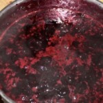 Sok z aronii z jabłkami gotuje się w garnku