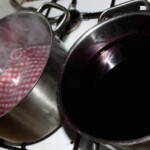 Sok z aronii z jabłkami w garnku po ugotowaniu