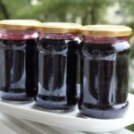 Sok z aronii z jabłkami gotuje się w garnku