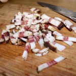 pokrojone w paseczki guanciale do carbonary