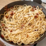 spaghetti carbonara w trakcie przygotowania