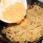 spaghetti carbonara w trakcie przygotowania