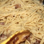 spaghetti carbonara w trakcie przygotowania
