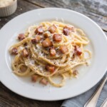 spaghetti carbonara podane na talerzu