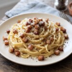 spaghetti carbonara podane na talerzu