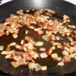 na patelni smaży się pokrojone w drobną kostkę guanciale