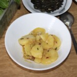 austriacka sałatka ziemniaczana na kwaśno w misce