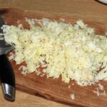 posiekana kapusta kiszona na desce drewnianej