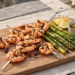 szaszłyki z krewetek z grilla podane z grillowanymi zielonymi szparagami