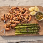 szaszłyki z krewetek z grilla podane z grillowanymi zielonymi szparagami