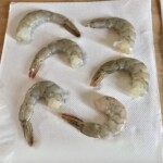 surowe obrane krewetki na ręczniku papierowym