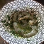 surowe obrane krewetki marynują się