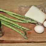 Szparagi z jajkiem sadzonym i parmezanem składniki