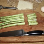 zielone szparagi leża na desce kuchennej