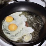 na patelni smażą się dwa jajka