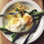 Szparagi z jajkiem sadzonym i parmezanem