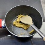 zielona pasta curry rozgrzewa się w rondelku