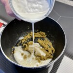 w rondelku gotuje się curry w mleczku kokosowym