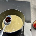 w rondelku gotuje się curry w mleczku kokosowym